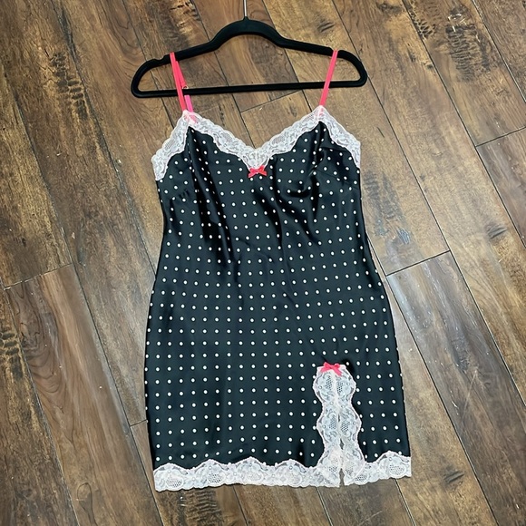 Victoria’s Secret Slip Dress Polka Dots Size Small
Silky Lace Dress - Picture 1 of 12